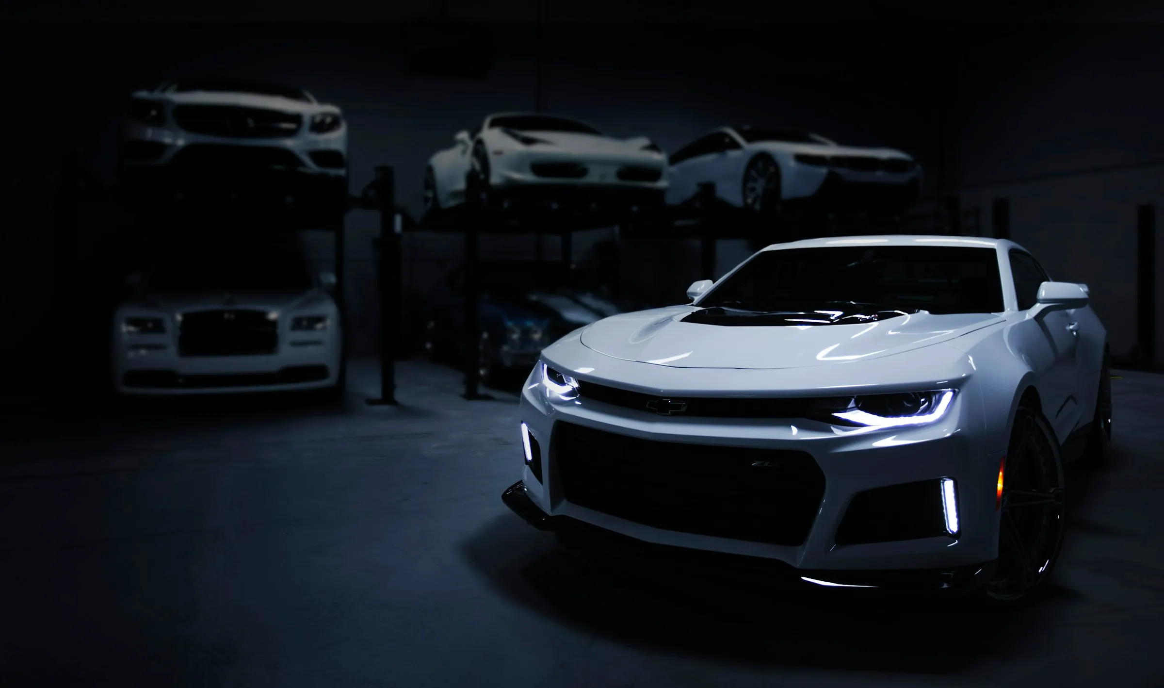 Weißer Camaro in einer dunklen Garage