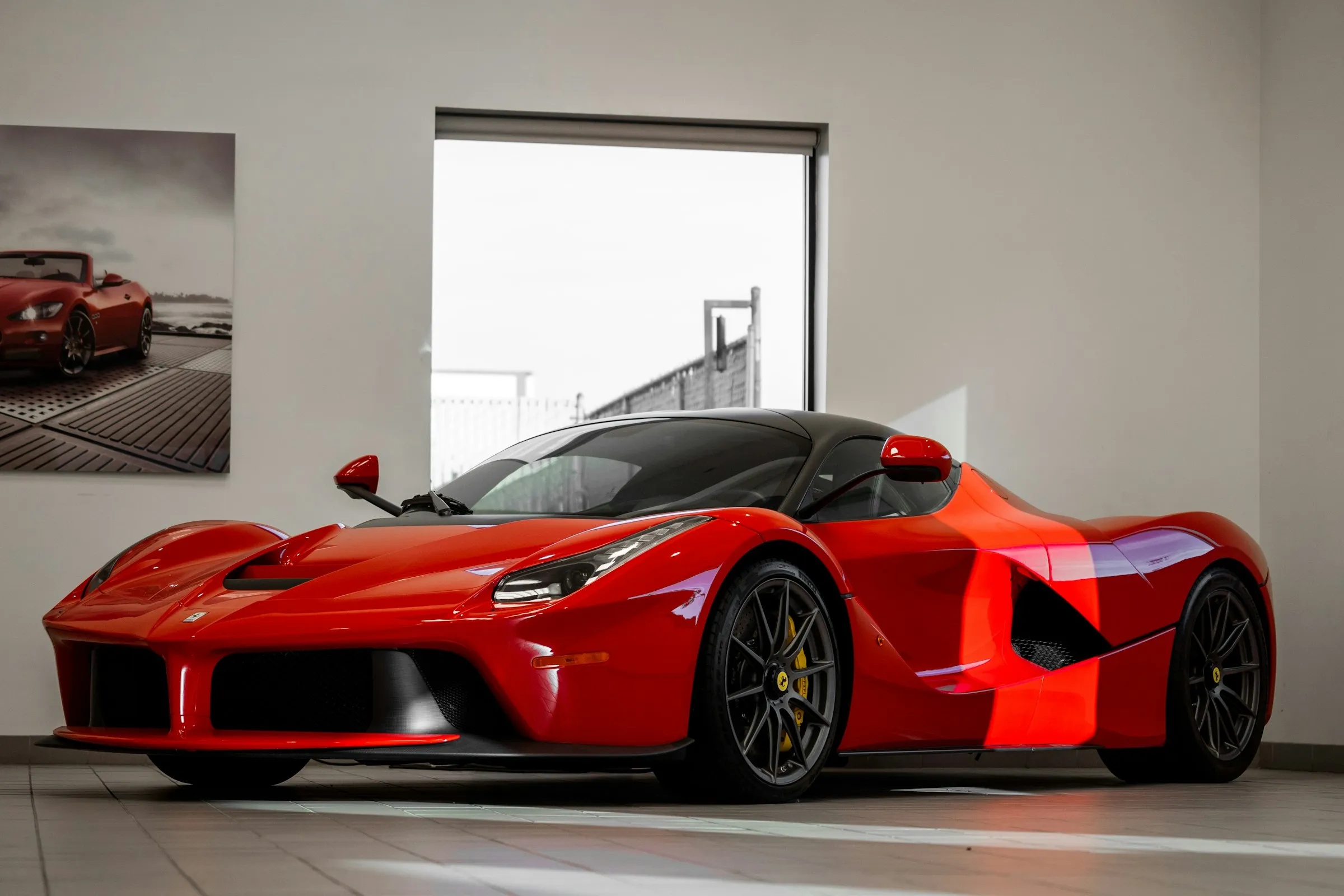Roter Ferrari in einer hellen Halle