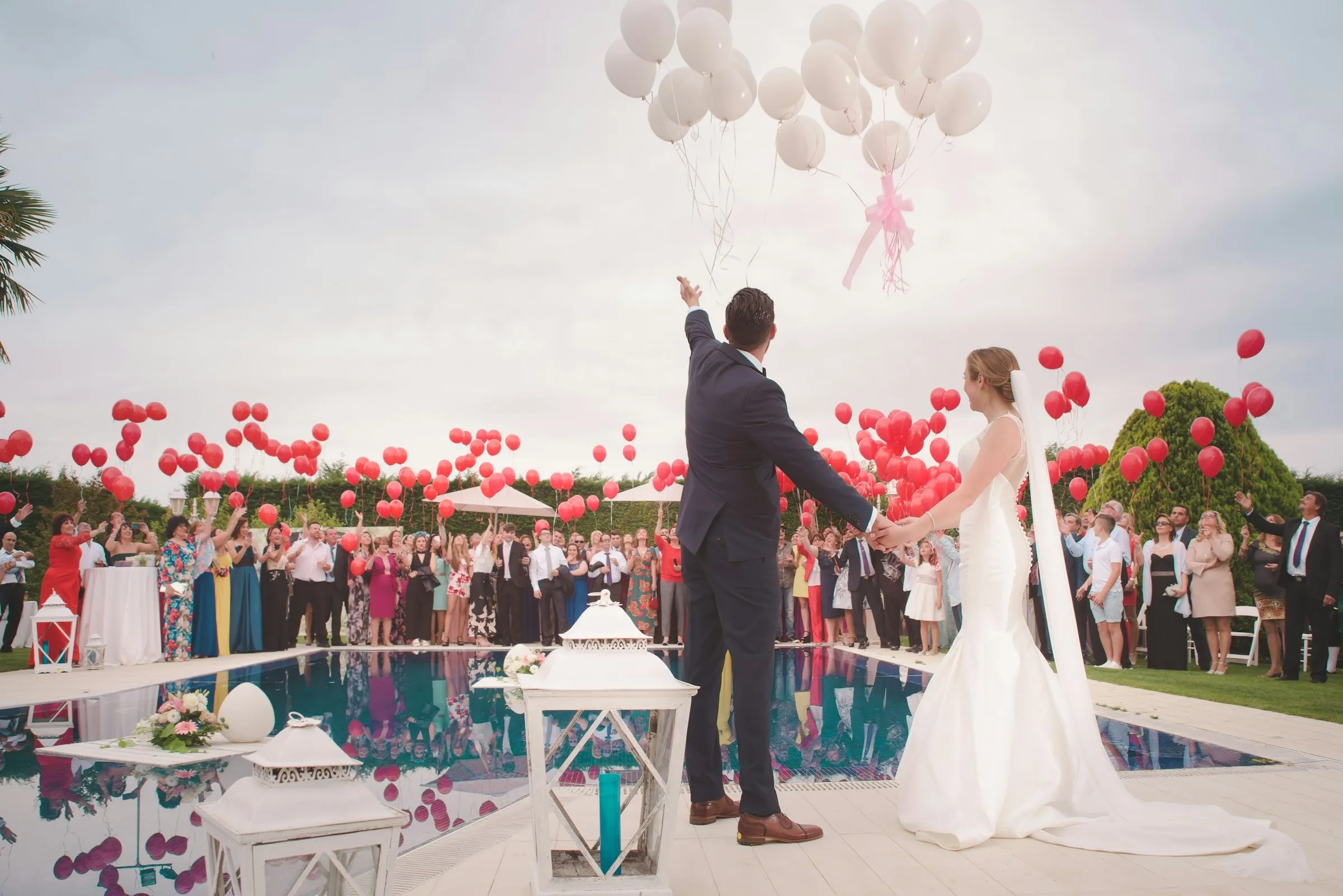 Brautpaar unter Luftballons am Hochzeitstag