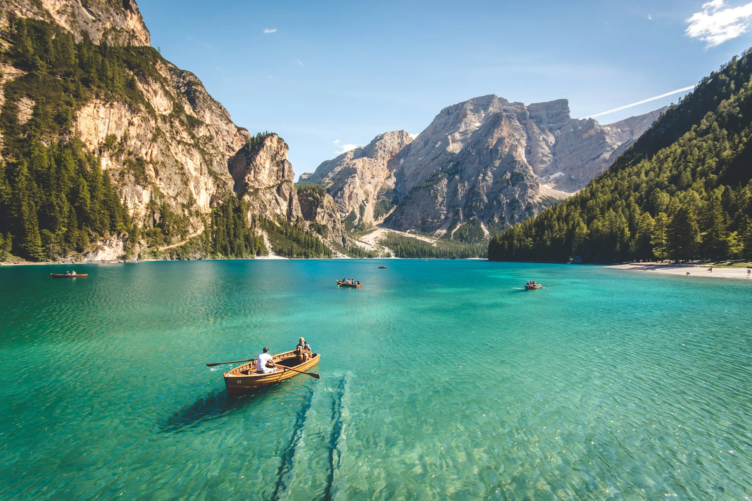 Türkiser Bergsee mit Ruderboot in den Dolomiten