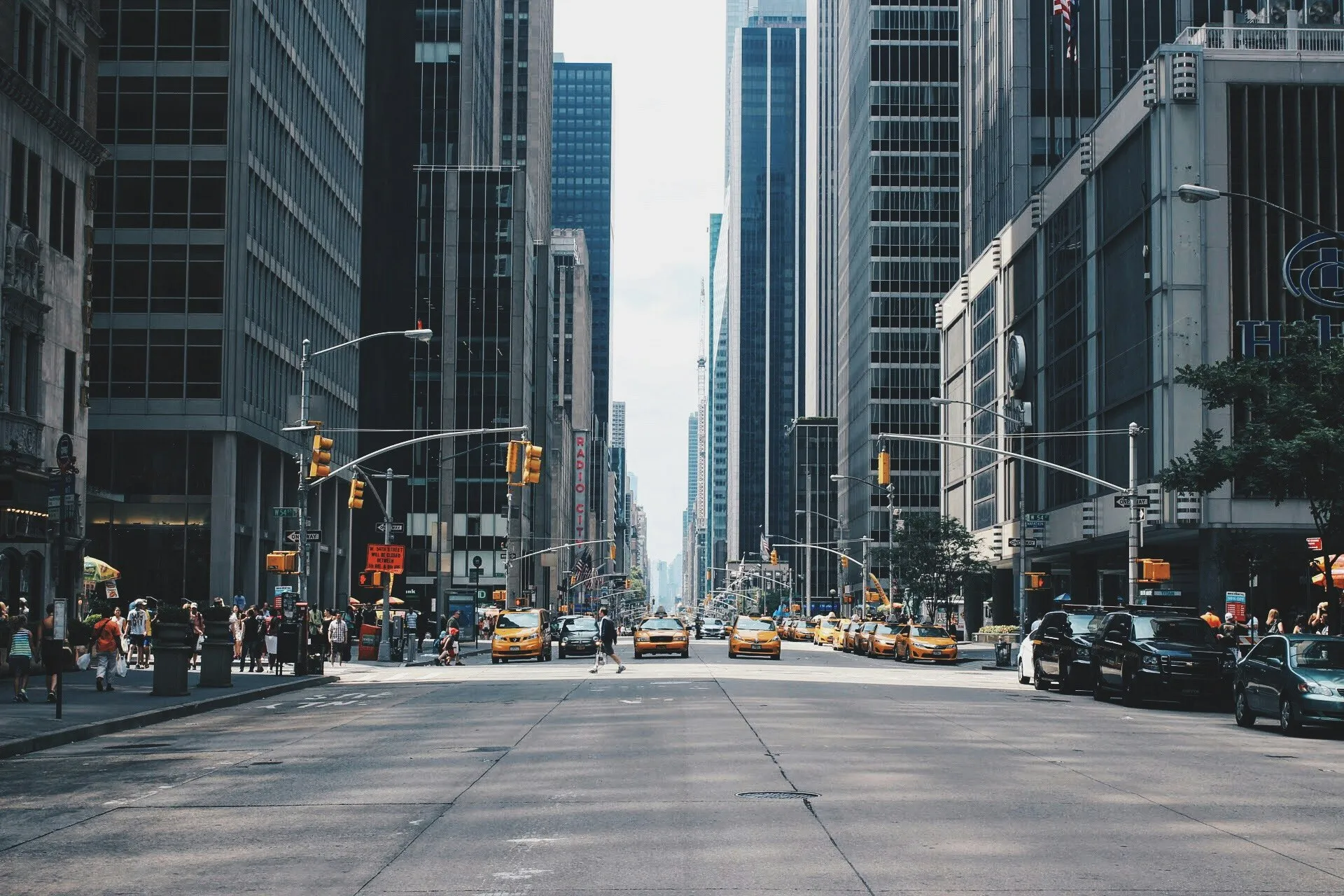 Straße zwischen Hochhäusern in New York