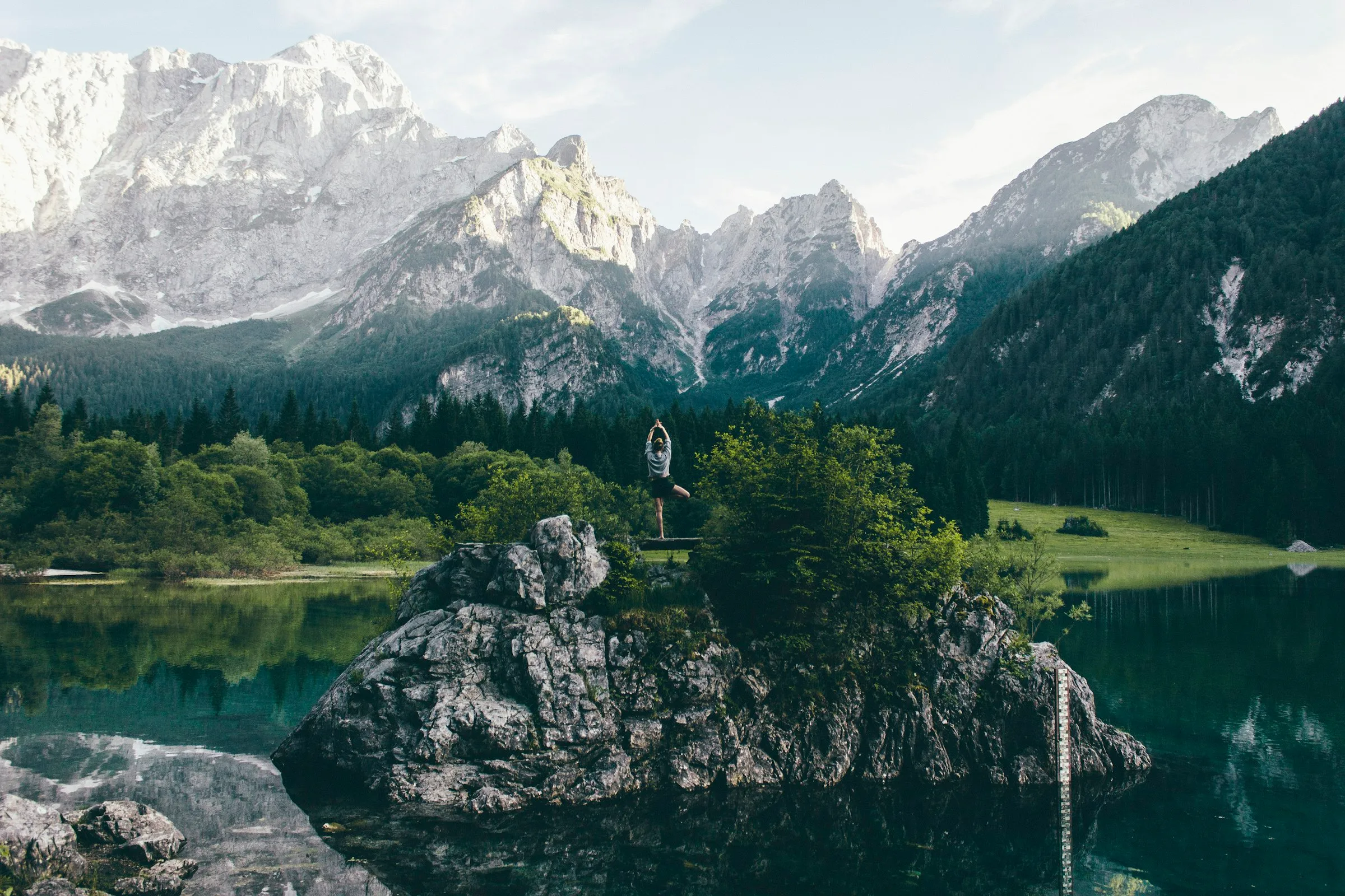 Smaragdgrüner Bergsee vor den Gipfeln der Dolomiten